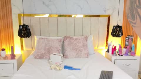 Snapshot of avril_evansgb chatting on December 18, 2025, 1:06 pm Javier y Lorena online show from December 18, 2025, 1:06 pm