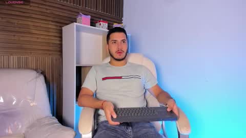axel_grey_ online show from October 1, 2025, 12:22 pm