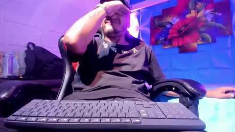 Axell Cross2 online show from October 22, 2025, 2:01 am