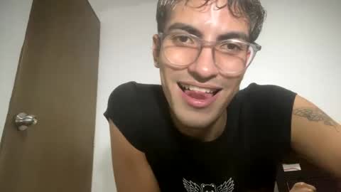 Snapshot of axellatino_ chatting on January 23, 2025, 12:35 am Axel online show from January 23, 2025, 12:35 am