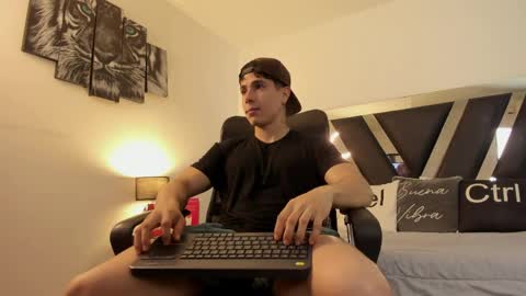 Snapshot of axelmartinezz chatting on April 2, 2026, 8:50 pm axelmartinezz online show from April 2, 2026, 8:50 pm