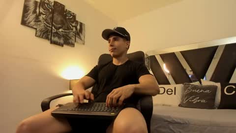 Snapshot of axelmartinezz chatting on April 19, 2026, 8:11 pm axelmartinezz online show from April 19, 2026, 8:11 pm