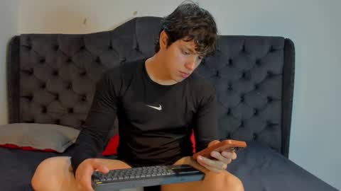 Axel Raven online show from December 15, 2025, 7:51 pm