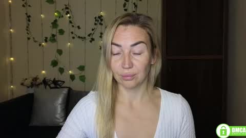 Jully online show from November 9, 2025, 6:28 pm