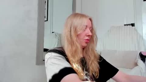 Snapshot of ayaye_ chatting on June 9, 2026, 6:03 am SundyRose online show from June 9, 2026, 6:03 am