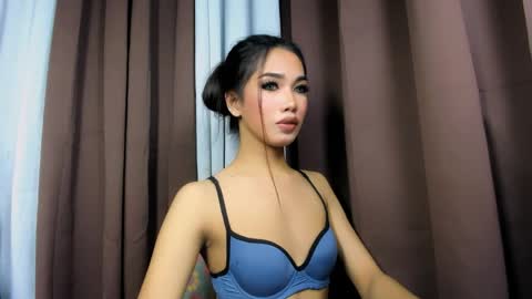 ur lovely ayi  online show from April 4, 2026, 1:41 pm