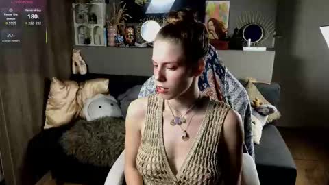 Ayreen Moore online show from September 23, 2025, 8:01 pm