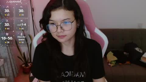 Snapshot of azu_chan chatting on April 9, 2026, 12:54 am Azu online show from April 9, 2026, 12:54 am