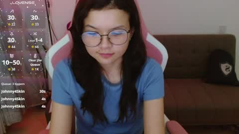Snapshot of azu_chan chatting on April 10, 2026, 12:27 am Azu online show from April 10, 2026, 12:27 am