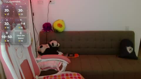 Snapshot of azu_chan chatting on April 11, 2026, 12:15 am Azu online show from April 11, 2026, 12:15 am
