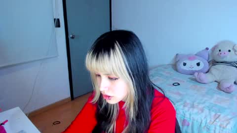 Snapshot of azu_moure chatting on December 4, 2024, 7:17 am Azu Moure online show from December 4, 2024, 7:17 am