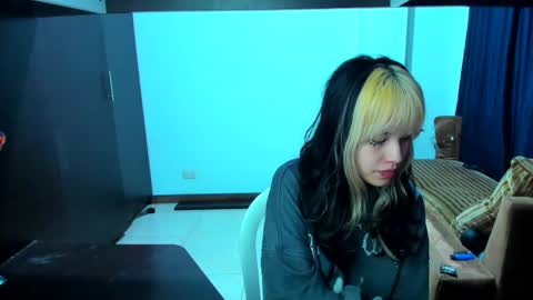 Snapshot of azu_moure chatting on February 17, 2025, 7:15 am Azu Moure online show from February 17, 2025, 7:15 am