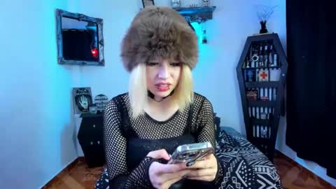 Snapshot of azu_moure chatting on October 3, 2025, 8:06 pm Azu Moure online show from October 3, 2025, 8:06 pm