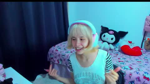 Snapshot of azu_moure chatting on February 13, 2026, 2:51 am Azu Moure online show from February 13, 2026, 2:51 am