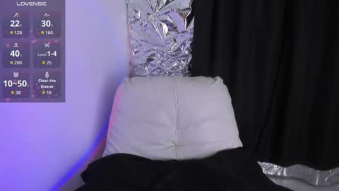 Queen B online show from November 29, 2025, 6:44 pm