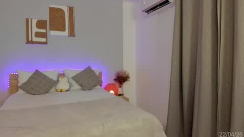 itzell  online show from April 23, 2026, 2:57 am