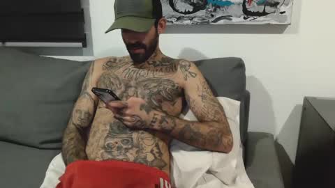 Snapshot of badcouple_ chatting on October 1, 2025, 11:44 pm BadCouple online show from October 1, 2025, 11:44 pm