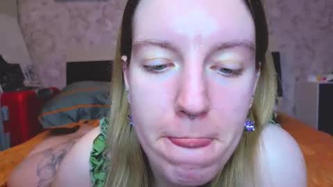 Snapshot of baiambel_mi chatting on February 1, 2026, 3:32 pm holly online show from February 1, 2026, 3:32 pm