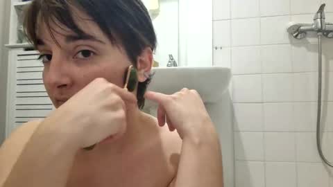 Snapshot of baiedesbois chatting on October 16, 2025, 6:31 pm Baiedesbois online show from October 16, 2025, 6:31 pm