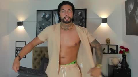 Snapshot of bastian_jones1 chatting on October 5, 2025, 1:37 am bastian_jones1 online show from October 5, 2025, 1:37 am