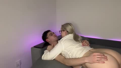 Max and Bella online show from November 20, 2025, 1:44 pm