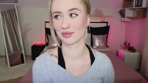 Snapshot of beauty_sashaxx chatting on November 18, 2025, 2:43 pm beauty Sasha online show from November 18, 2025, 2:43 pm