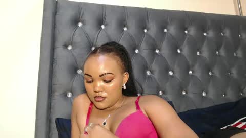 Snapshot of beautystar12 chatting on December 22, 2024, 2:27 pm beautystar12 online show from December 22, 2024, 2:27 pm