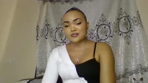 Snapshot of beautystar12 chatting on February 21, 2025, 11:44 am beautystar12 online show from February 21, 2025, 11:44 am