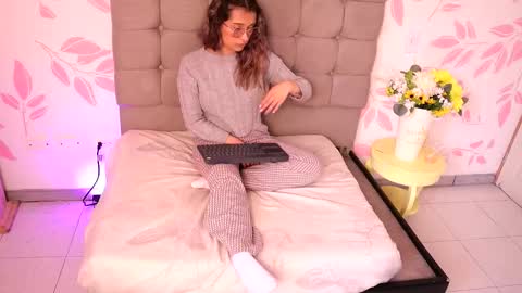 Snapshot of beccamilanni chatting on November 7, 2025, 2:28 pm beccamilanni online show from November 7, 2025, 2:28 pm