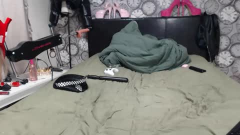 Snapshot of becky_cee chatting on October 31, 2025, 6:31 pm Becky online show from October 31, 2025, 6:31 pm