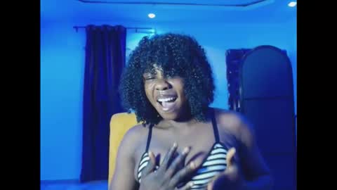 bee_baby1 online show from November 6, 2025, 11:26 pm