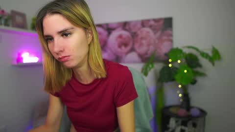 Snapshot of bella_blonde18 chatting on December 15, 2025, 2:21 pm BellaBlonde online show from December 15, 2025, 2:21 pm