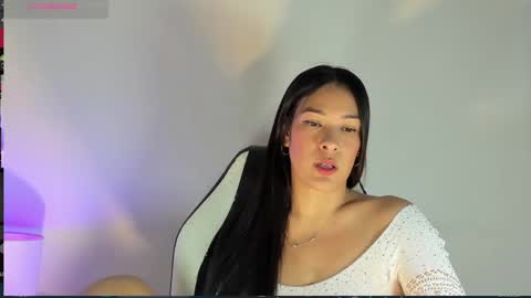 Snapshot of bella_hadid1_ chatting on February 16, 2025, 7:04 am Laura online show from February 16, 2025, 7:04 am