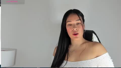 Snapshot of bella_hadid1_ chatting on March 2, 2025, 9:01 pm Laura online show from March 2, 2025, 9:01 pm