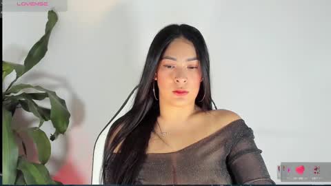 Snapshot of bella_hadid1_ chatting on March 4, 2025, 3:44 am Laura online show from March 4, 2025, 3:44 am