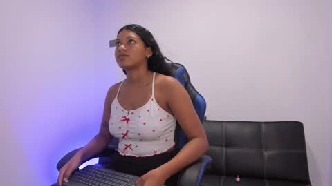 Snapshot of bella_jamez chatting on December 18, 2025, 7:47 am Isa online show from December 18, 2025, 7:47 am