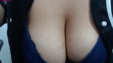 Snapshot of bella_lady_1_ chatting on February 14, 2025, 8:48 pm lady online show from February 14, 2025, 8:48 pm