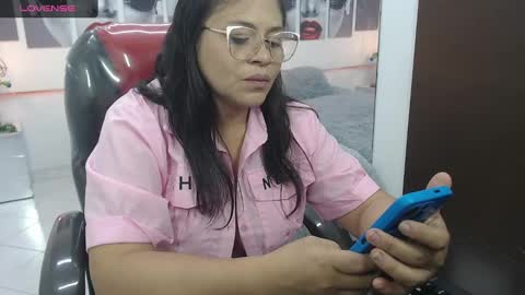 Snapshot of bella_lady_1_ chatting on February 23, 2025, 1:10 pm lady online show from February 23, 2025, 1:10 pm