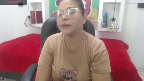 Snapshot of bella_lady_1_ chatting on September 30, 2025, 11:48 am lady online show from September 30, 2025, 11:48 am