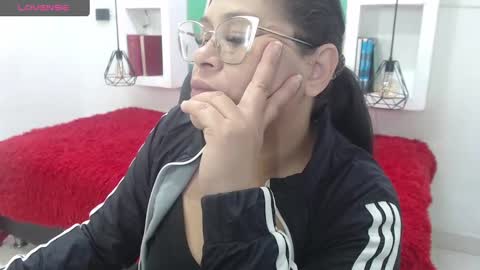 Snapshot of bella_lady_1_ chatting on October 1, 2025, 11:27 am lady online show from October 1, 2025, 11:27 am