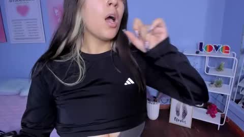  Bella  online show from December 19, 2025, 7:43 pm