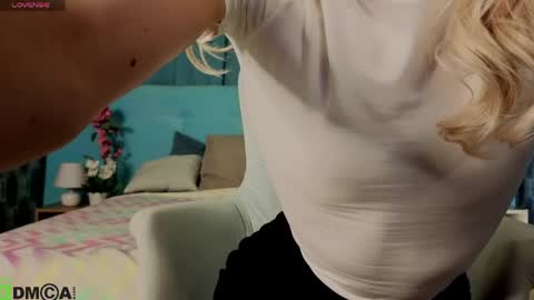 Snapshot of bella_stewartt chatting on April 22, 2026, 12:02 am Bella online show from April 22, 2026, 12:02 am