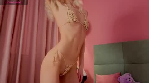 Bella NEW ROOM online show from April 25, 2026, 1:19 am