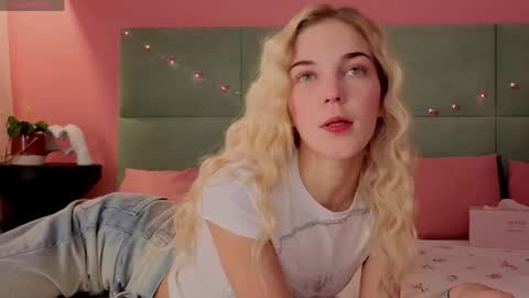 Bella NEW ROOM online show from May 25, 2026, 1:11 am