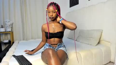Snapshot of bella_thequeen chatting on July 16, 2026, 2:06 am Bella sweetpea online show from July 16, 2026, 2:06 am