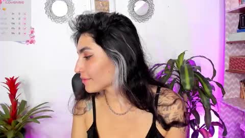 Snapshot of bella_thorne3 chatting on January 30, 2025, 5:52 am Bella online show from January 30, 2025, 5:52 am