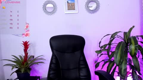 Snapshot of bella_thorne3 chatting on February 8, 2025, 10:08 pm Bella online show from February 8, 2025, 10:08 pm