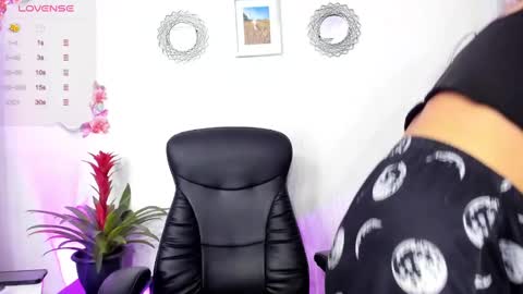 Snapshot of bella_thorne3 chatting on February 25, 2025, 4:46 am Bella online show from February 25, 2025, 4:46 am