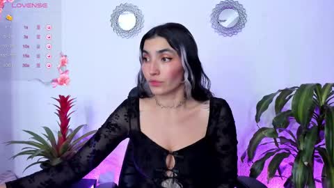 Snapshot of bella_thorne3 chatting on March 8, 2025, 2:01 am Bella online show from March 8, 2025, 2:01 am