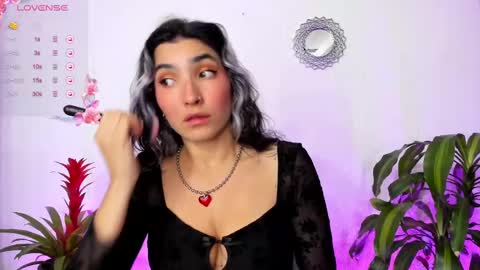 Snapshot of bella_thorne3 chatting on March 12, 2025, 2:09 am Bella online show from March 12, 2025, 2:09 am